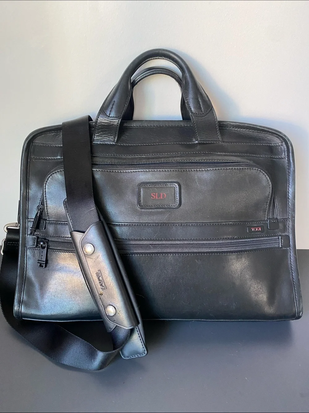 Tumi Alpha Slim Black Leather Portfolio Briefcase 17” Laptop Strap Pockets Sleek